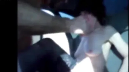 Замужняя мамаша с отвисшими сиськами сладко трахается с бородатым водителем в машине