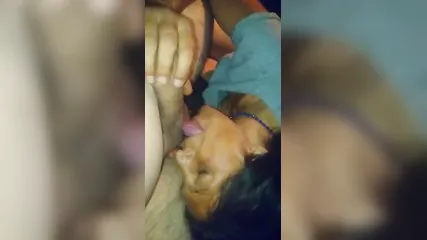 Грязная черноволосая бабушка отсасывает член и вылизывает яйца перед любительской камерой