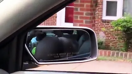 Негр с помощью селфи-палки снимает минет от своей жопастой подружки