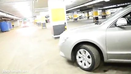 Девчонка в чулках дрочит резиновым членом на парковке