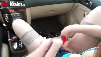 Парочка остановилась в сельской местности и трахнулась в авто