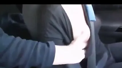 Водительница дрочит пассажиру прямо на ходу