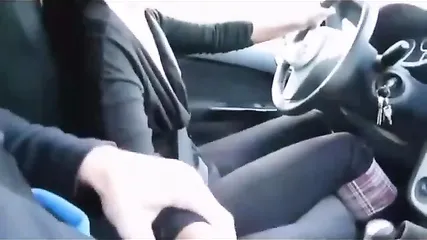Водительница дрочит пассажиру прямо на ходу
