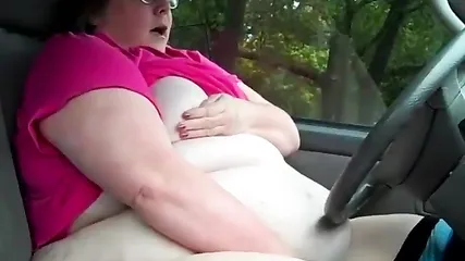 Жирная тетка дрочит вагину за рулем автомобиля