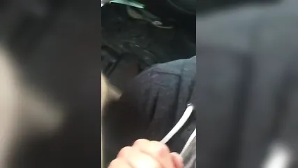 Веснушчатая блондинка дрочит член парня в машине и дает накончать ей на лицо