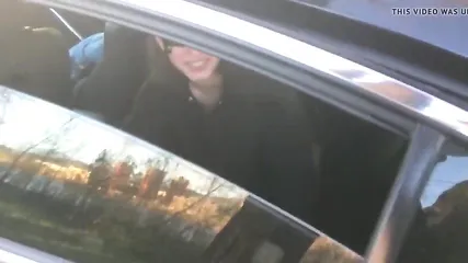 Брюнеточка в маске дрочит киску через джинсы и трахается на заднем сиденье автомобиля