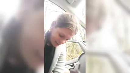 Беременная брюнетка мастурбирует письку в машине и на природе