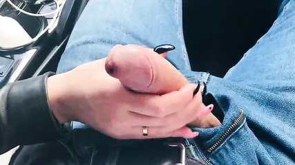 Девица в кожанке подрочила член и отдалась раком в пилотку