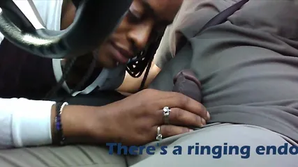 Чернокожая проститутка дает в пилотку после минета в машине