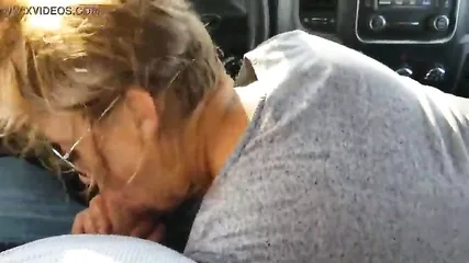 Блондиночка в темных очках сделала мужику минет через презерватив в его машине