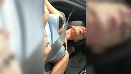 Зрелая барышня себе в машине усердно письку теребит