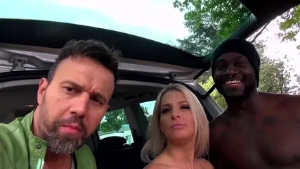 Муж за рулем сидит пока белокурая жена с негром трахается