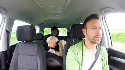 Муж за рулем сидит пока белокурая жена с негром трахается