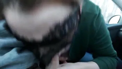 Блондинка в кружевной маске глотает сперму после минета