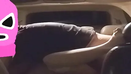 Толстый мужик в машине трахает проститутку на заднем сидении