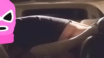 Толстый мужик в машине трахает проститутку на заднем сидении
