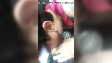 Мамка сосет хуй мужика в машине и с мужем разговаривает