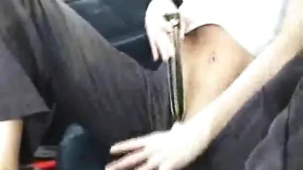 Девушка в машине удовлетворяет себя вибратором и кайфует