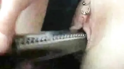 Девушка в машине удовлетворяет себя вибратором и кайфует