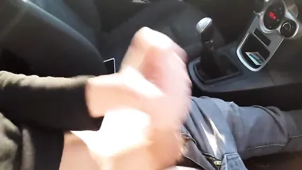 Девушка в машине мастурбирует умелой рукой член парня