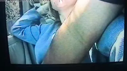 Мужик в машине ласкает письку пассажирки и снимает видео
