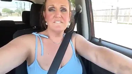 Зрелая дама пытается рулить и член пассажиру сосать