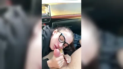 За уроки вождения брюнетка в очках расплатилась шикарным отсосом прямо в машине