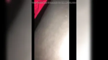 Парочка влюбленных ебутся в машине в сочную пилотку а подружка снимает на камеру