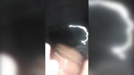 Парочка влюбленных ебутся в машине в сочную пилотку а подружка снимает на камеру