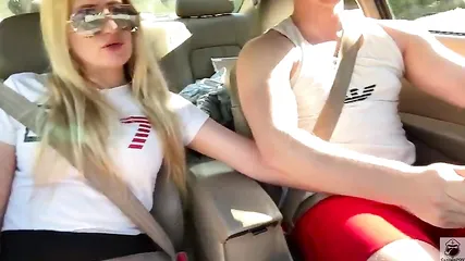 Пока парень сидит за рулем, телка активно сосет его ствол