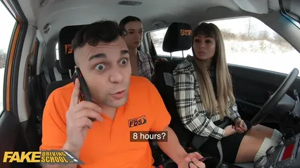 Две подружки соблазнили на секс инструктора по вождению