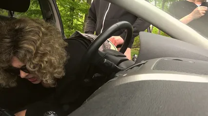 Кудрявая женщина в лесу отдалась нескольким мужчинам