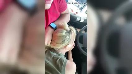 Шустрая блондинка сосет длинный член друга в авто возле шоссе