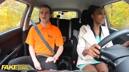 Инструктор развел на секс привлекательную негритянку