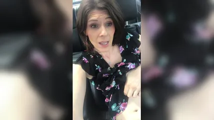 Зрелая брюнеточка насладилась своей мини секс-игрушкой в автомобиле