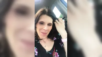 Зрелая брюнеточка насладилась своей мини секс-игрушкой в автомобиле