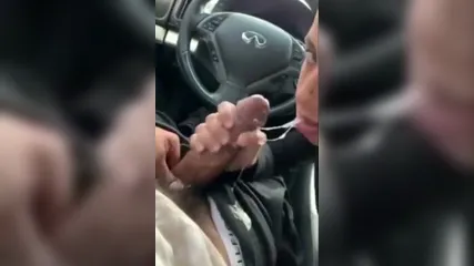 Привлекательная телка в машине старательно сосет член