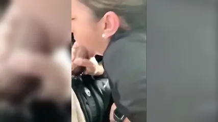 Привлекательная телка в машине старательно сосет член