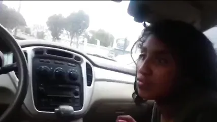 Цыганская проститутка ублажает водителя в машине за деньги