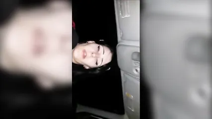 Брюнетка и ее новый друг перепихнулись по-быстрому в машине