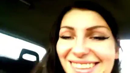 Сексапильная брюнетка насадилась пиздой на рычаг переключения скорости в авто