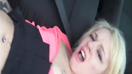 Потрахушки с блондинкой в машине