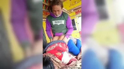 Индийская пара трахается в позе догги стайл