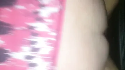 Мужчина трахает толстуху в позе наездницы и кончает внутрь