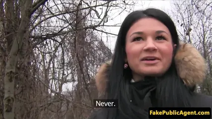 Милая брюнетка продала тело на секс в машине