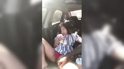 Мужчина мастурбирует манду азиатки в машине