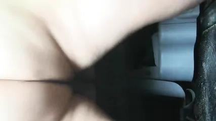 Мужик трахает женщину и кончает в машине