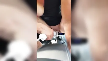 Женщина мастурбирует пизду вибратором и насаживается на член в авто