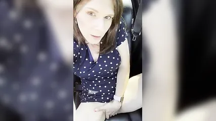 Женщина мастурбирует манду и снимает это в тачке на парковке