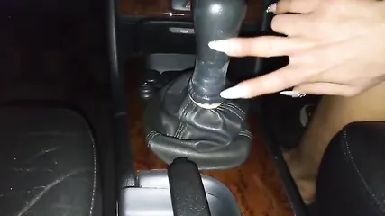 Баба ебет себя ручкой для переключения передач